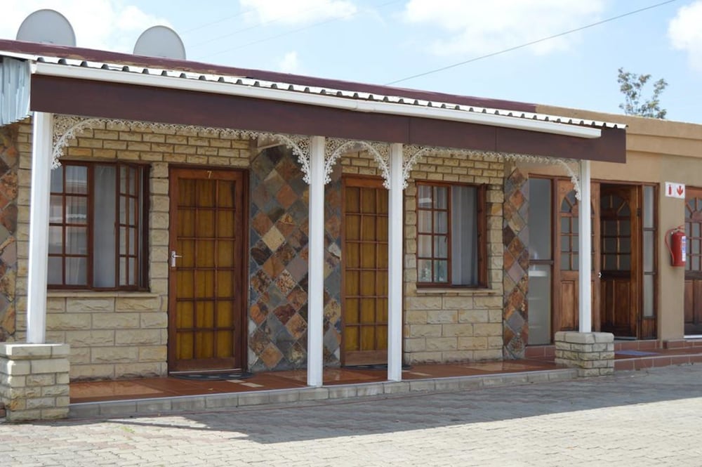 J and E Cyaara Guest House