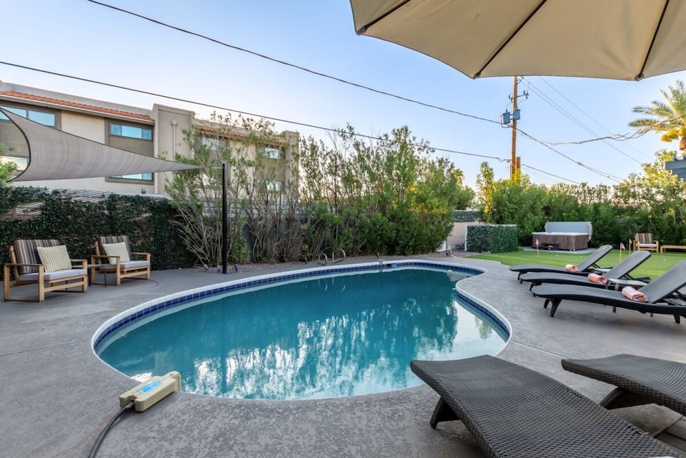 Ochenta Modern Retreat Htd Pool Spa Putt Grn Gym