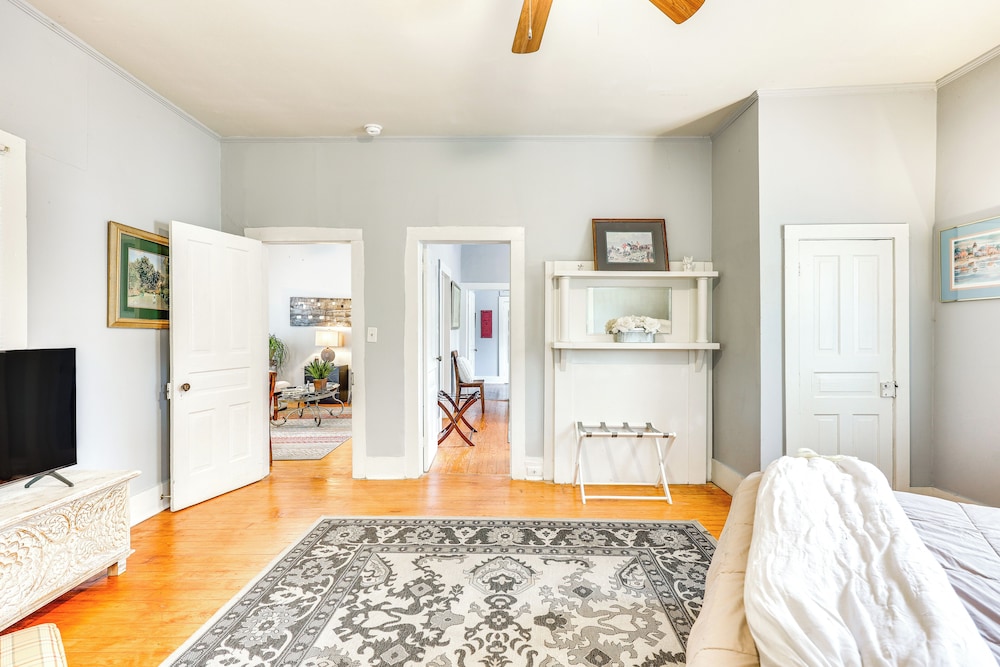 1 Mi to Dtwn Wilmington: Quiet Cottage w/ Deck