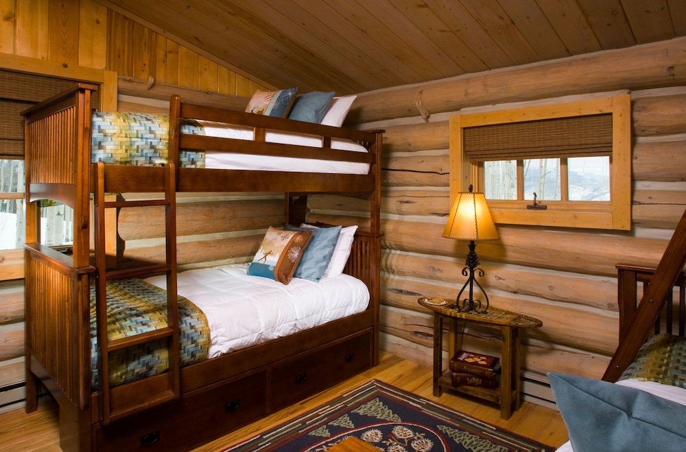Private Unique On-mtn 4br 4ba 4 Bedroom Cabin by RedAwning