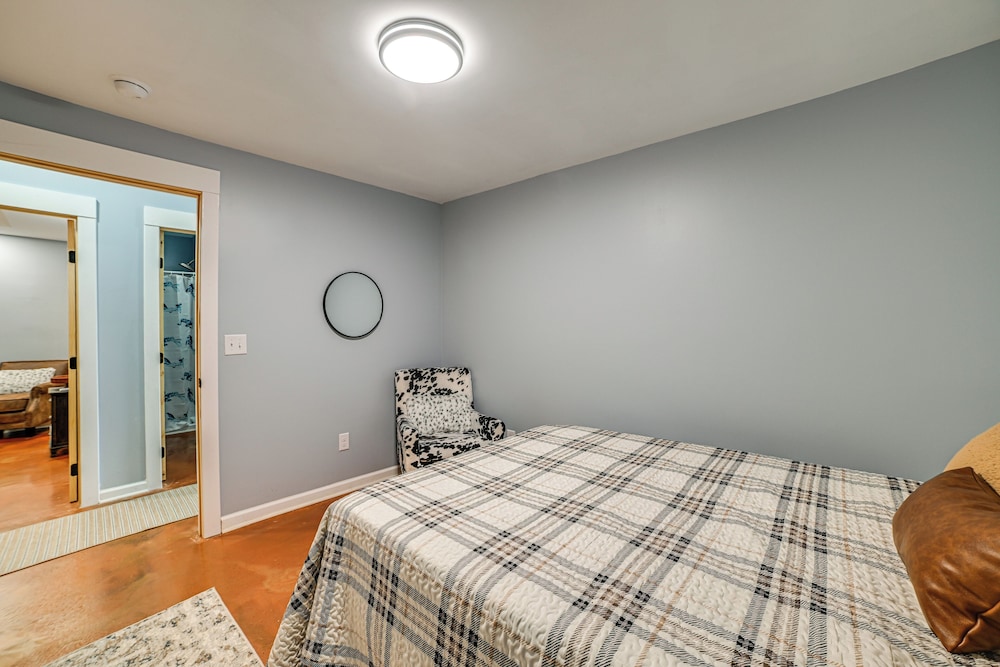 Game Room & Screened Porch: Kentucky Lake Retreat!