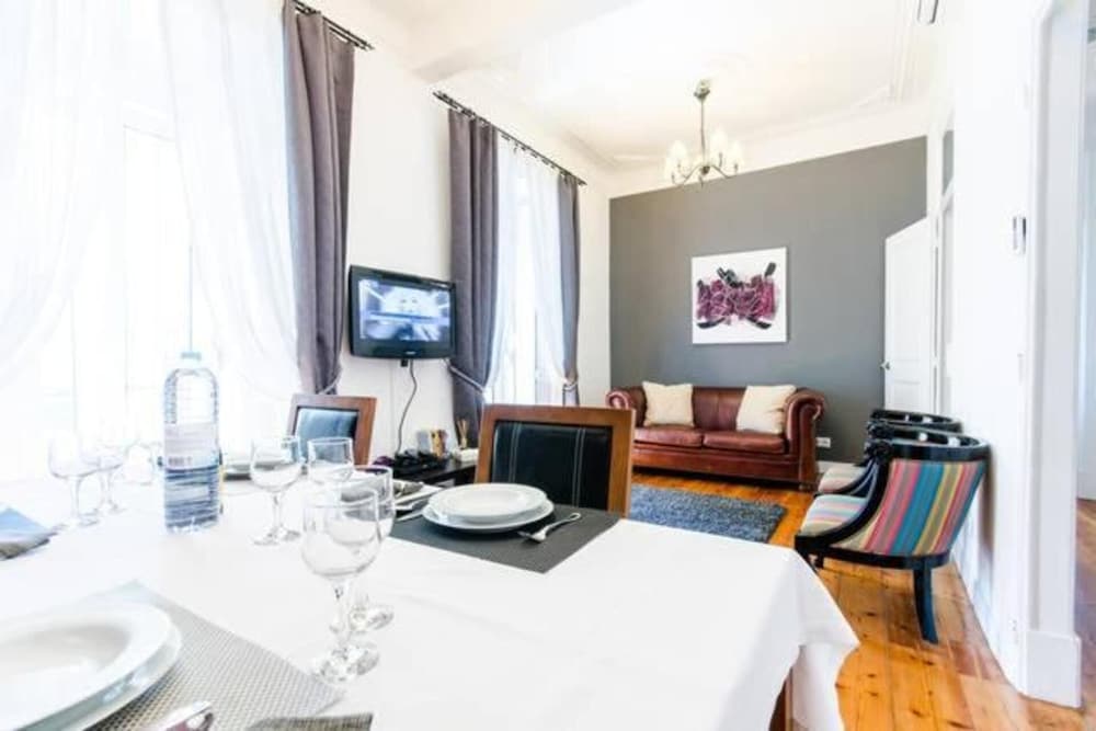 Modern 2-bed Apartment - Heart of Downtown Lisbon