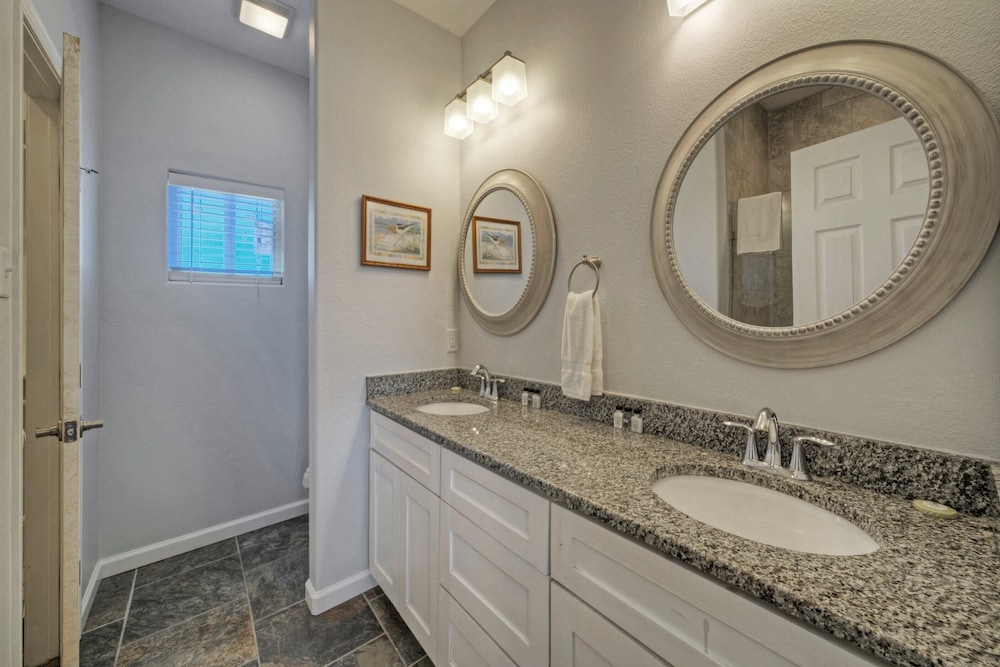 6bdr Bay Haven w/ Shared Waterfront Pool + Boat Dock Keeper Trout by Avantstay