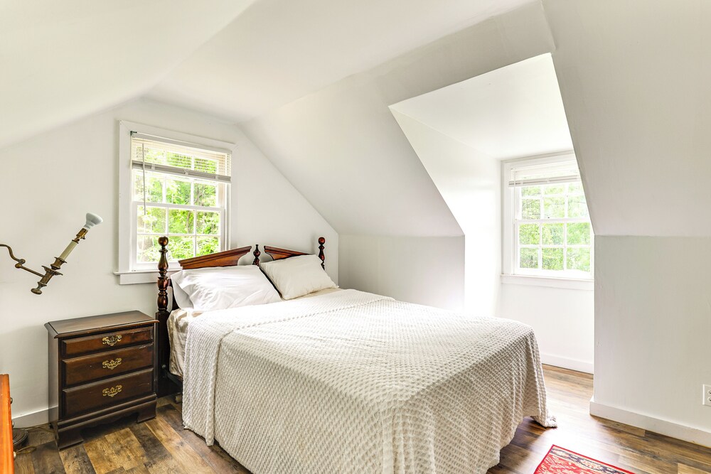 Near Shops & Parks: Dog-friendly Maryland Gem