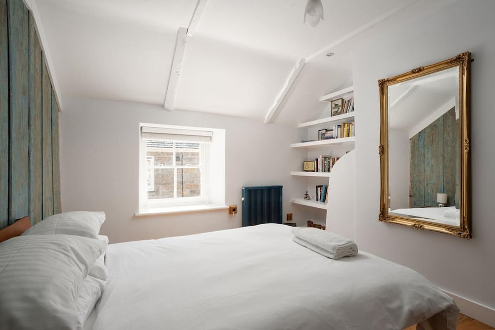 Seaview-2br-sleeps5-cottage-fastwifi-woodburner