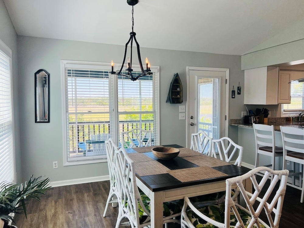 Just Breeze 'n 4 Bedroom Home by RedAwning