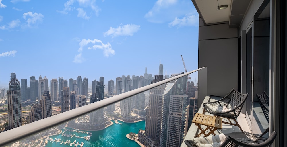 LUX Lavish Suite with Full Marina View 4