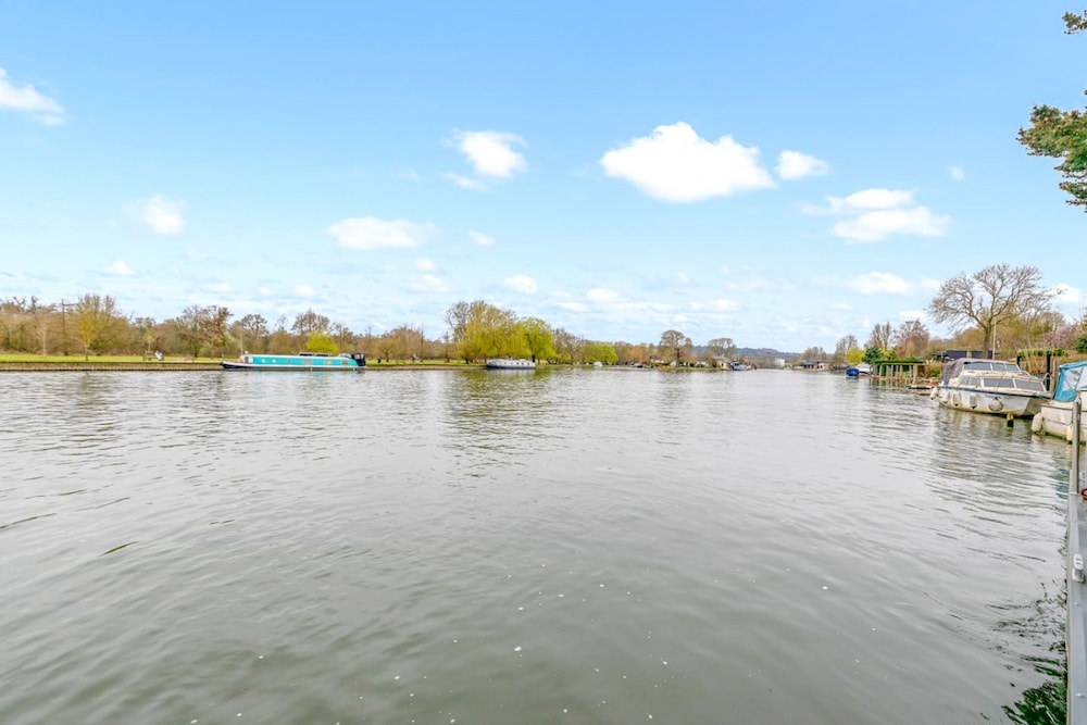 Ondine Houseboat on the Thames - From 160 Per Night