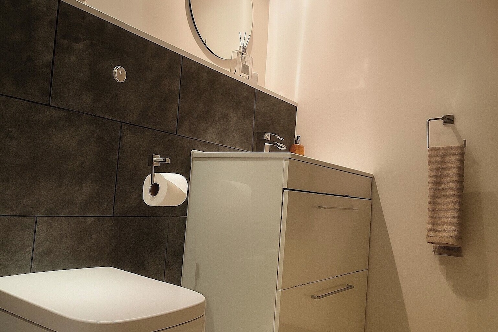 Apt - Sleeps 2 - Parking - Station Close