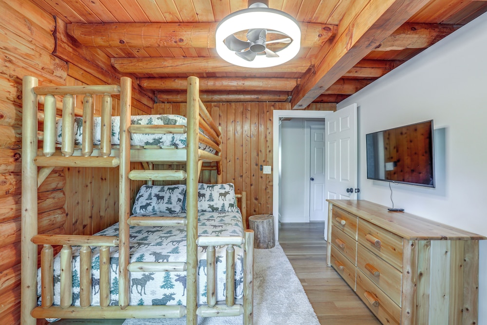 Deck, Sauna & Fire Pits: Upscale Belle Mead Cabin