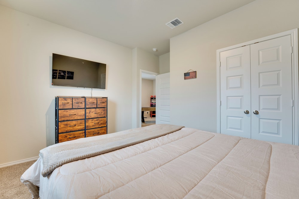 6 Mi to Lackland Afb: Hot Tub, Pool & Game Room!