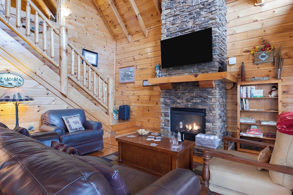 Cozy Cabin Near Dollywood Attractions Hot Tub, Game Room, Views Anne's Place