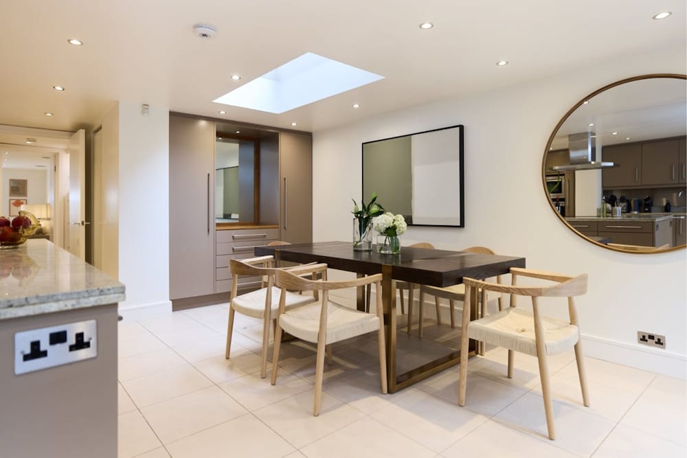 The Kensington Palace Hideout - Homely 5bdr House With Patio and Balcony
