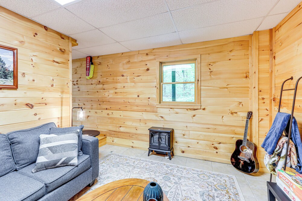 5 Mi to Dtwn Blue Ridge: Spacious Cabin w/ Hot Tub