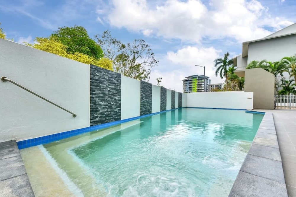ZEN Imperial 4-br Stylish Penthouse in CBD Pool - Image 4
