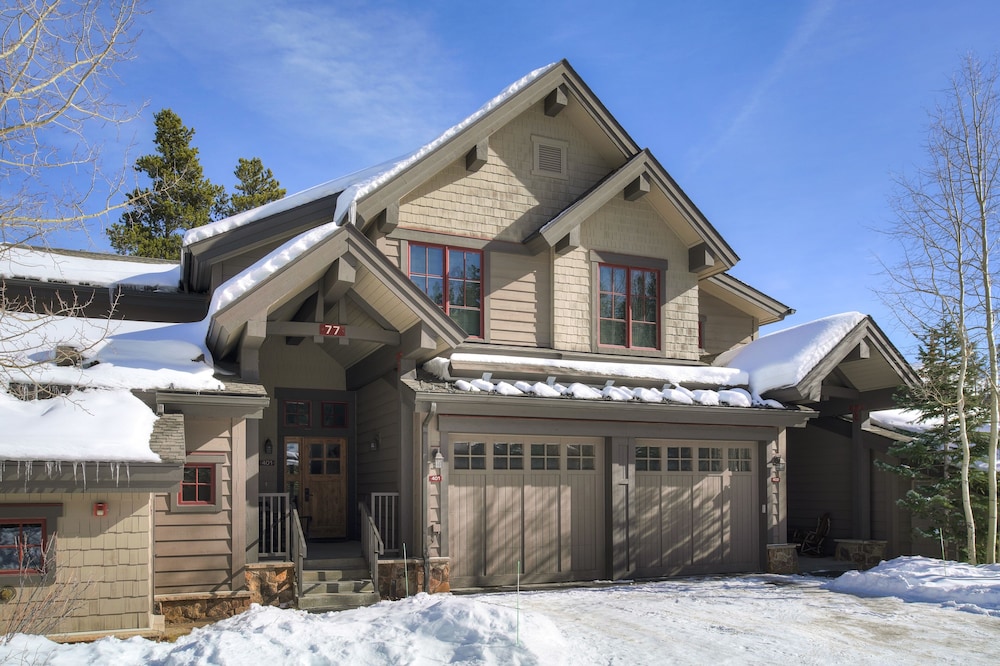 Updated, Modern Townhome With Private Garage 2 Bedroom Condo