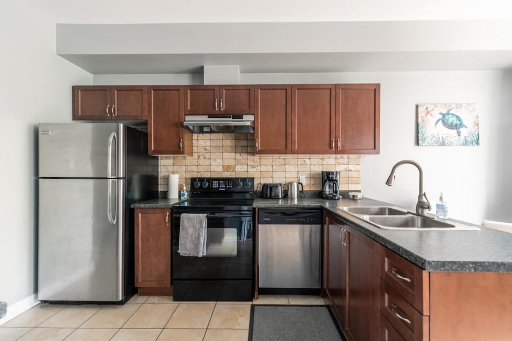 Luxury 3BR 2 5BA Townhome Private HOT TUB GYM BBQ Sauna - Image 4