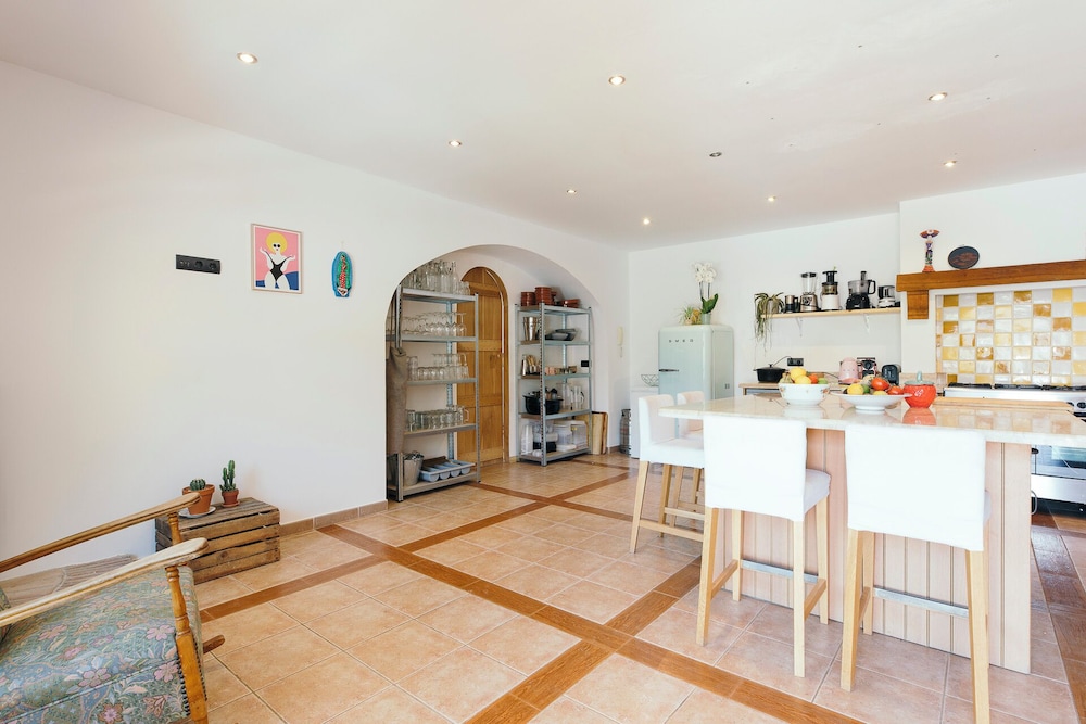 Luxurious 5 Bedroom Villa With Waterfall Closeby
