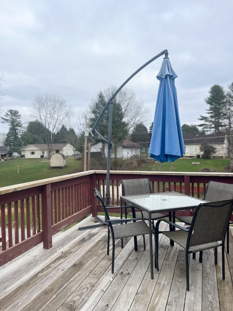 Blue Heron Cottage With Game Room, Deck & Hot Tub