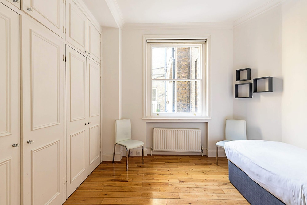 Kensington Tranquility: Elegant Two-bed Retreat
