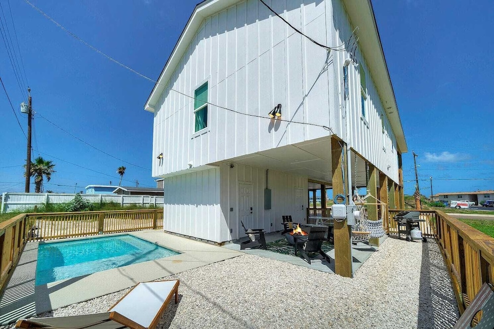 Sleeps 24 2 Homes, Walk to the Beach, Private Pools, Fire Pit, Modern Design