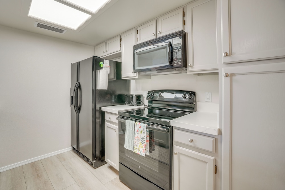 Patio + Pool Access: Golf Getaway in Peoria
