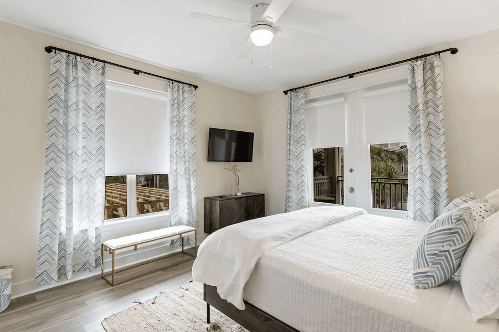 Good Day Sunshine by Avantstay Sleeps 16, Pool + Private Beach Access