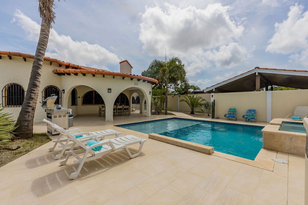 Beautiful 4BR 3BA Villa w Private Pool Jacuzzi