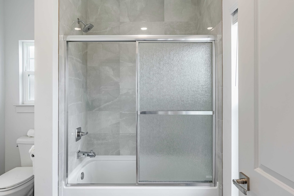 Modern 5bdr w/ Private Pool, 2 min Walk to the Beach! Montoute by Avantstay