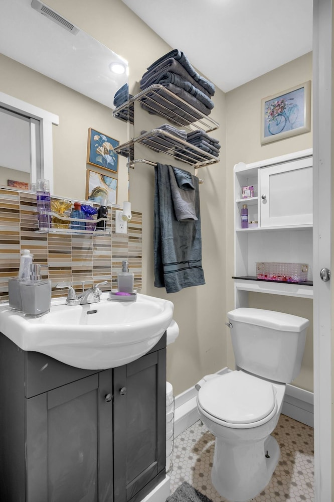240 Spacious Modern Home w AC