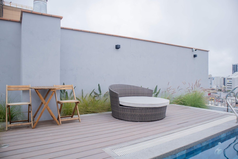 w Chic 1BR Apartment w Scenic Balcony in Central Miraflores