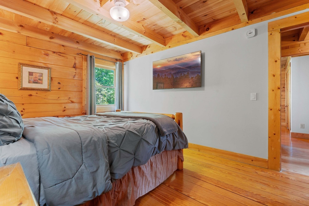 Breathtaking Hideaway 5 Bedroom Cabin