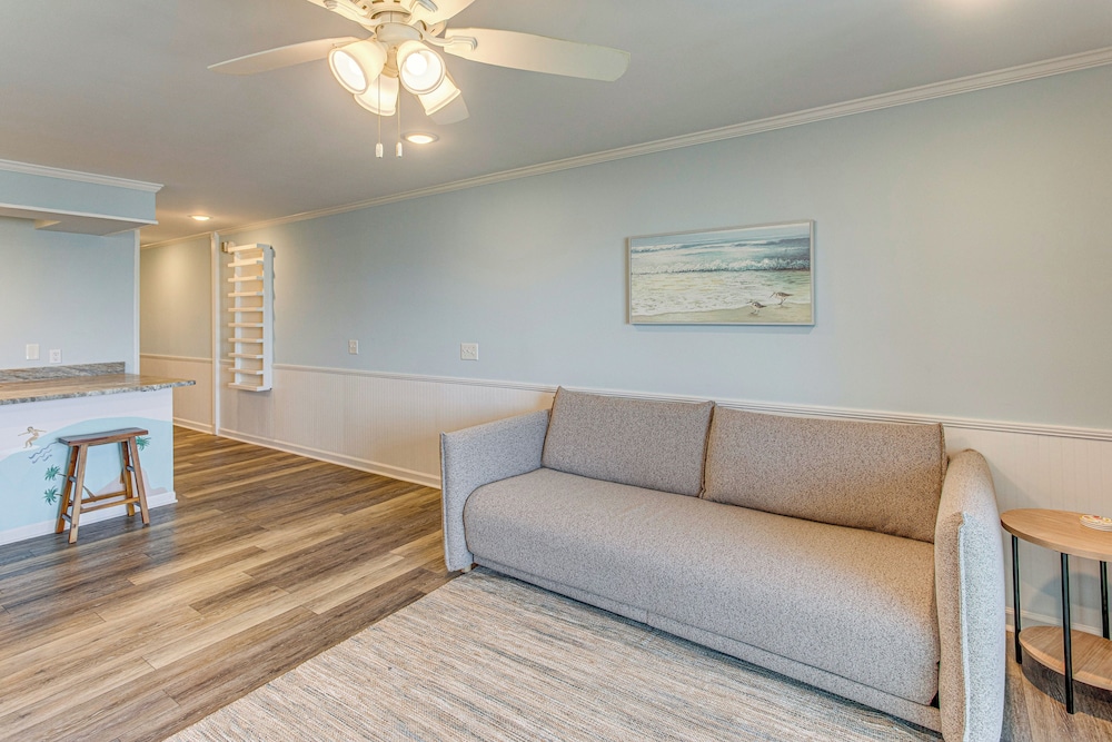 Beachfront Oasis w/ Pool Access in Surfside Beach!