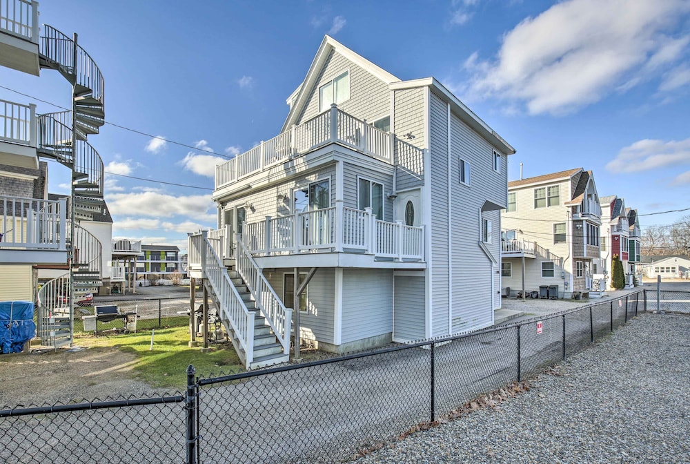 York Beachfront Condo - Steps to Long Sands! view 4