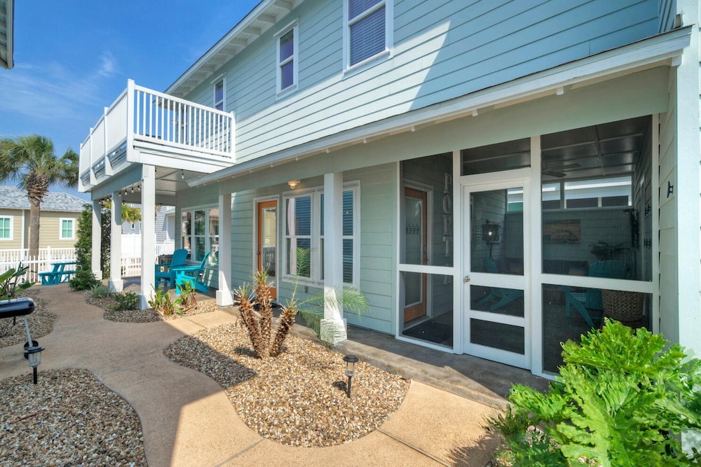 Pool, Near the Beach, Deck Golf Cart Zone Latitude Adjustment by Avantstay view 4