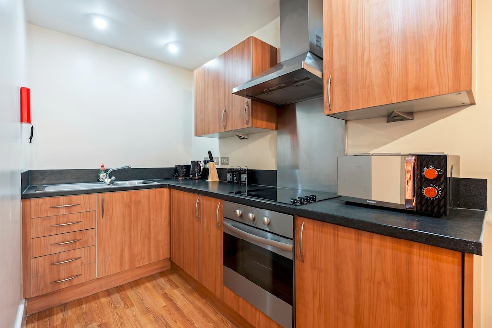 1 Bed Apartment Sleeps 5 - Balcony - Wifi & Tv