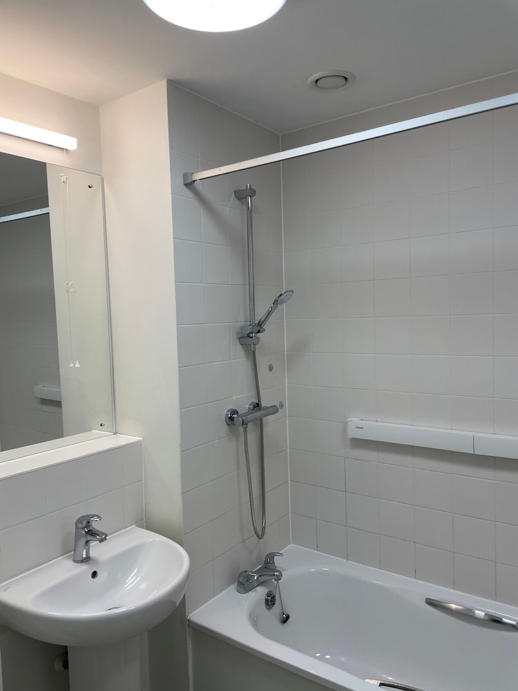 2 Bed-sleeps4-parking-balcony-nearcitycentre