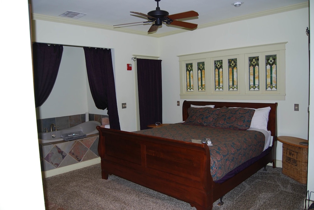 Brenham Vacations - Far View - A Bed  Breakfast Estate - Property Image 5