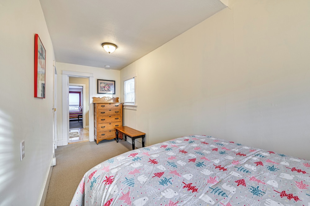 Walk to Town & River: Cozy North Creek Cottage