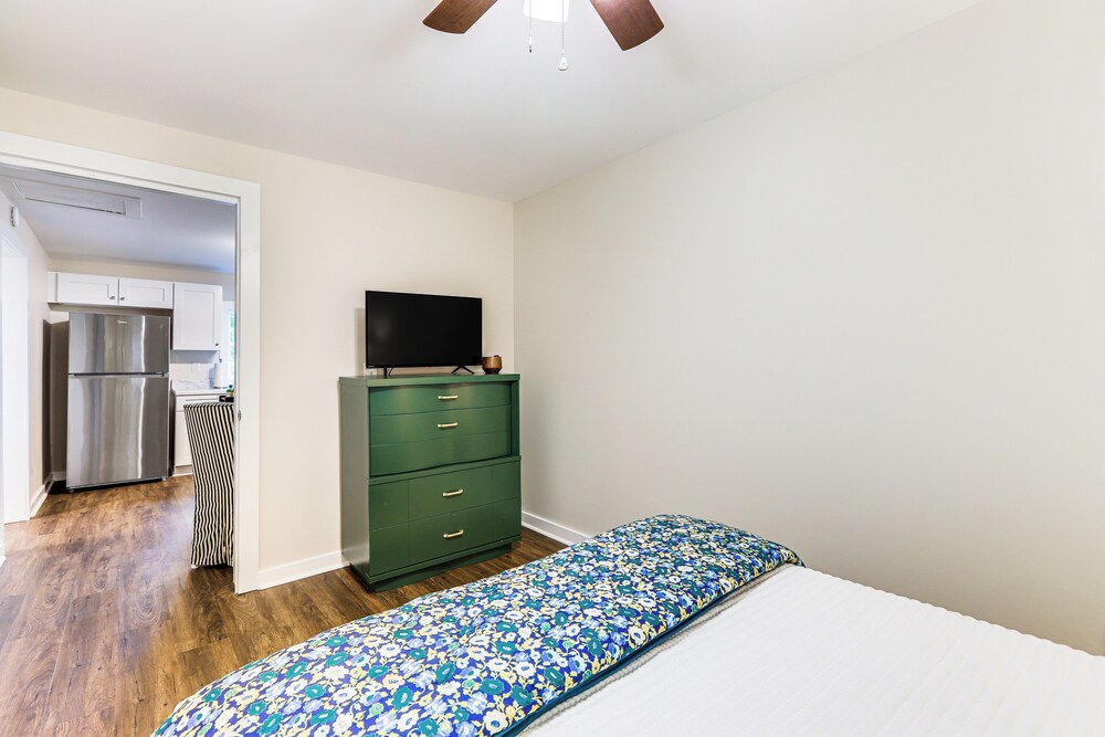 Downtown Heflin Cottage w/ Deck & Fire Pit! view 5