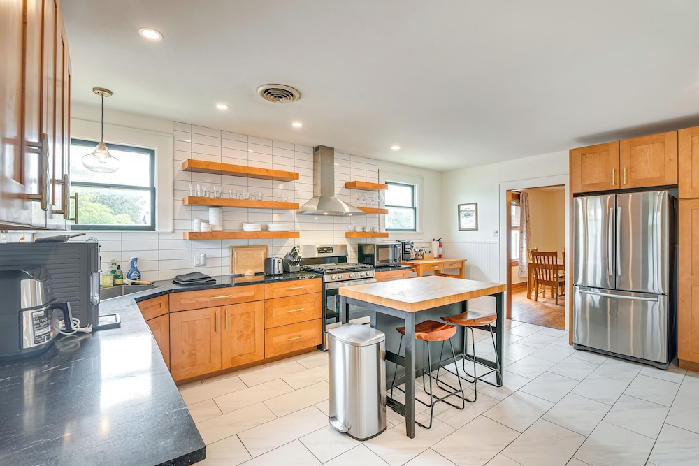 2 Mi to Pleasure Pier: Pet-friendly Gem w/ Yard