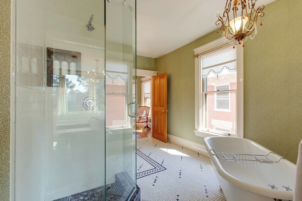 Victorian-style Cheesman Park Apt - 2 Mi to Dtwn