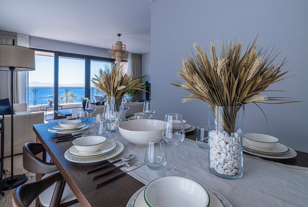 1-Bedroom Seafront Flat with Hotel Amenities