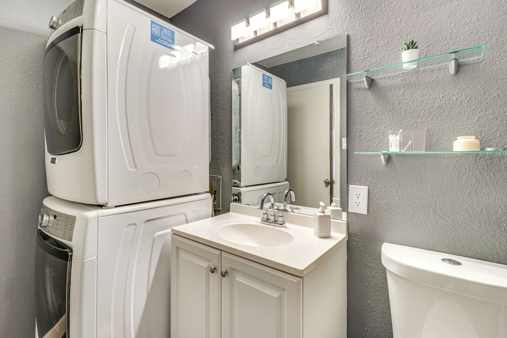 4 Mi to Dtwn: Gem w/ Pool Access & Patio in Austin