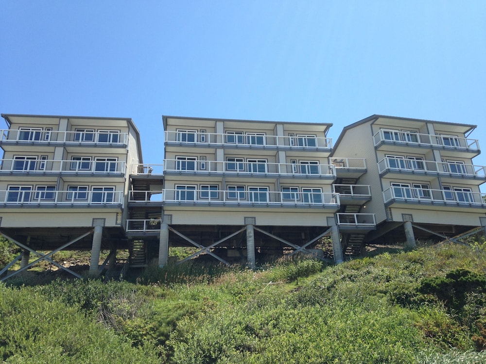 Sunset Oceanfront Lodging