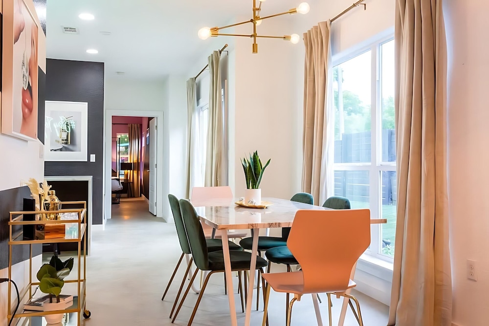 Downtown Austin Oasis w Pool & Hot Tubsleeps 16