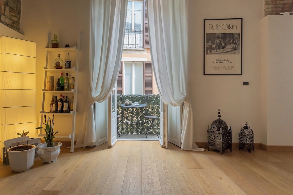 Wine Not Apartment in Como City Centre by Rent all Como