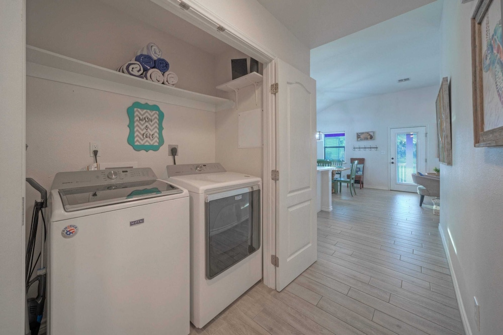 Purple Parrot by Avantstay Heated Pool, Beach Access & Central Port A Location