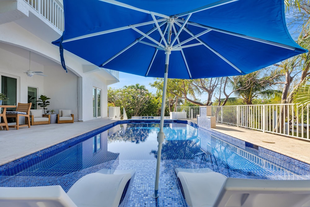 New Listing! Reel Joy Waterfront Luxe With Pool And Private Dock 4 Bedroom Home