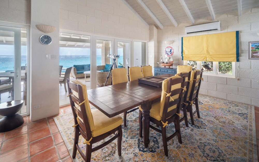 Maltese Falcon Villa - by Zenbreak